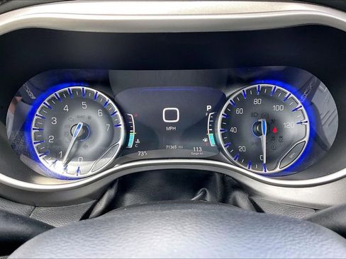 Certified 2023 Chrysler Pacifica Touring-L FWD image 12