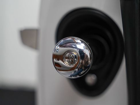 Used 2017 Rolls-Royce Dawn RWD image 40
