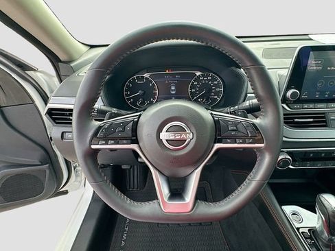 Used 2023 Nissan Altima 2.5 SR FWD image 11