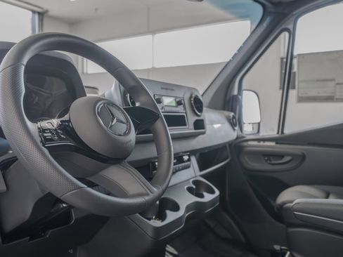 Used 2025 Mercedes-Benz Sprinter 2500 image 7