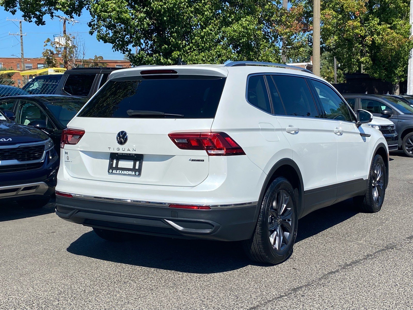 Certified 2023 Volkswagen Tiguan SE w/ Panoramic Sunroof Package AWD/4WD image 3