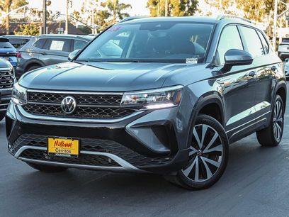 Used 2023 Volkswagen Taos SE w/ Panoramic Sunroof Package