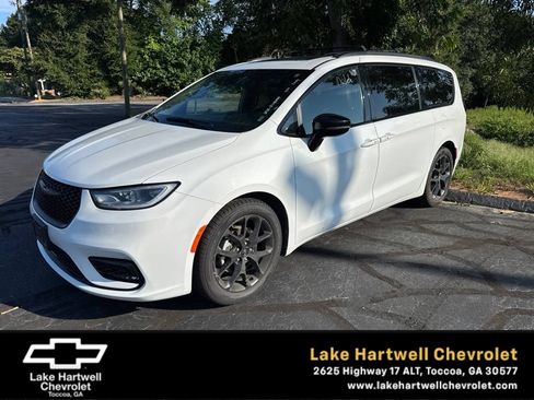 Used 2025 Chrysler Pacifica Limited FWD image 1