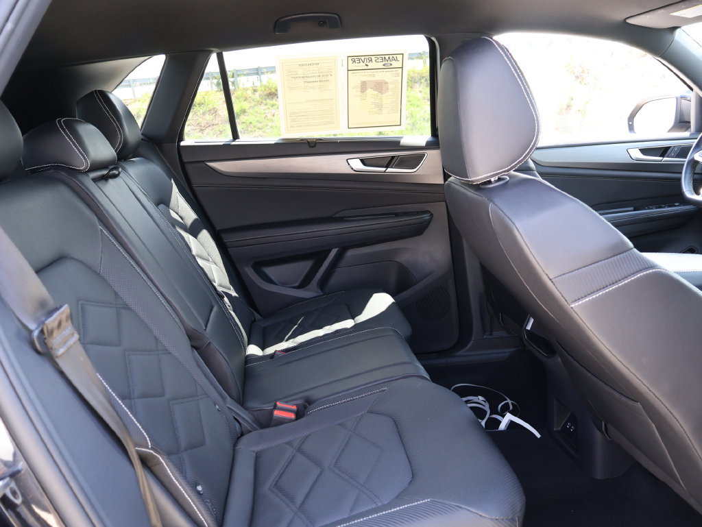 Used 2025 Volkswagen Atlas Cross Sport SE FWD image 11