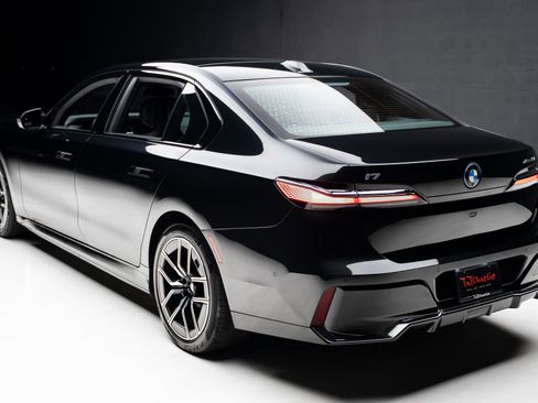 Used 2023 BMW i7 xDrive60 w/ Executive Package 2 AWD/4WD image 25