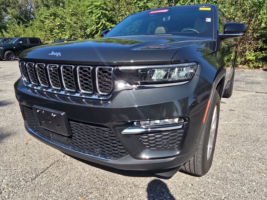Used 2023 Jeep Grand Cherokee Limited w/ Luxury Tech Group II AWD/4WD image 12
