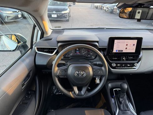 Used 2025 Toyota Corolla LE image 32