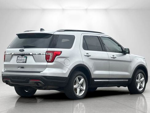 Used 2018 Ford Explorer XLT FWD image 3