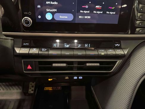 Used 2025 Toyota Camry SE image 28