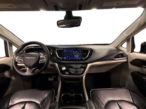 Used 2023 Chrysler Pacifica Limited FWD image 46