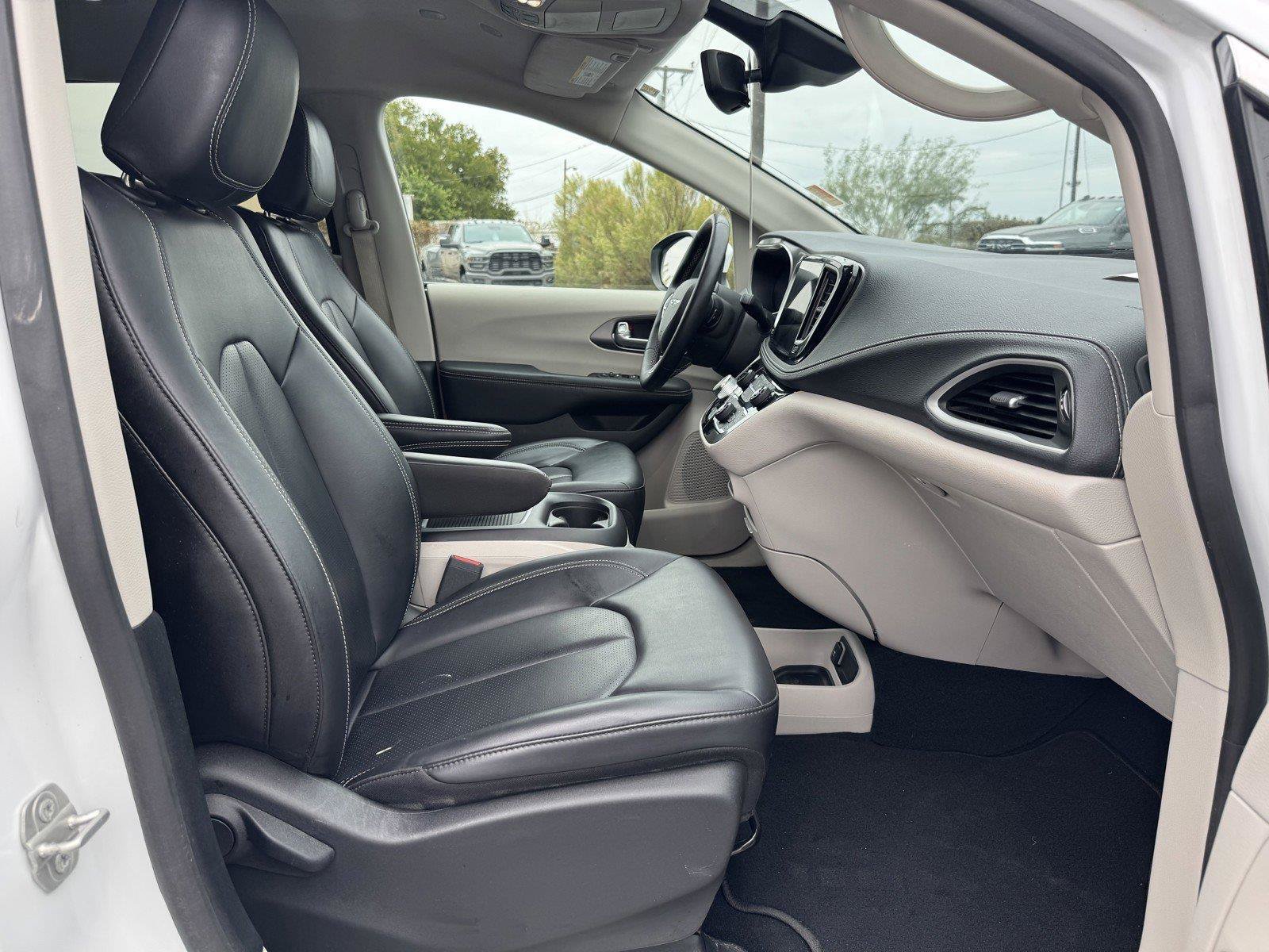 Used 2023 Chrysler Pacifica Touring-L FWD image 44