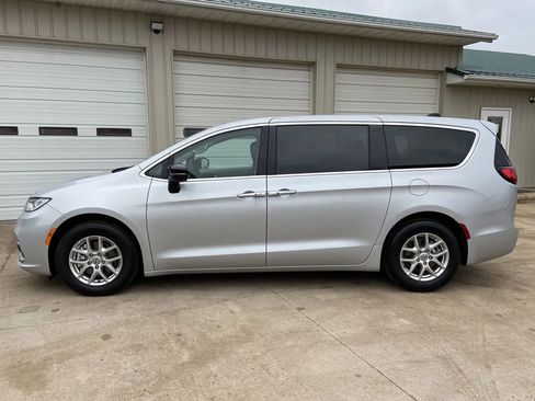 Used 2024 Chrysler Pacifica Touring-L image 4