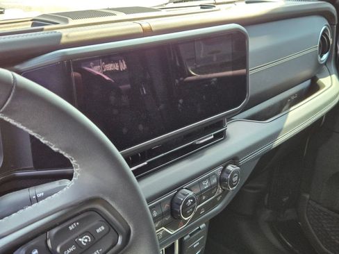 Used 2025 Jeep Gladiator Sport AWD/4WD image 7