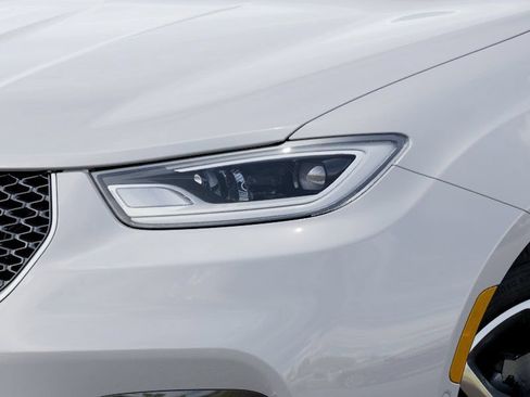 New 2026 Chrysler Pacifica Pinnacle w/ Trailer Tow Group FWD image 10