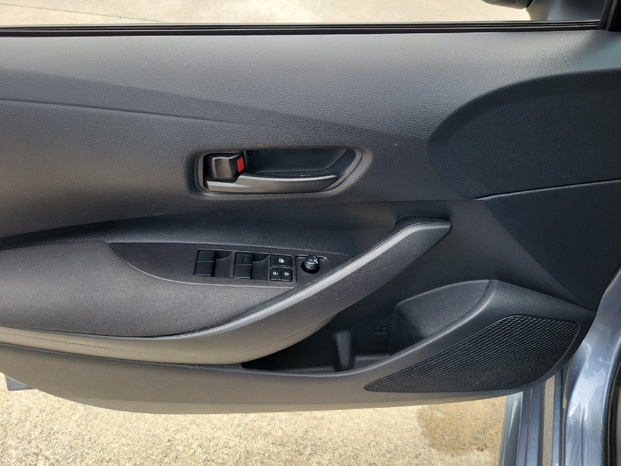 Used 2025 Toyota Corolla LE FWD image 13