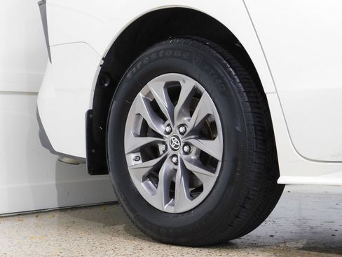 Used 2021 Toyota Sienna XLE image 7