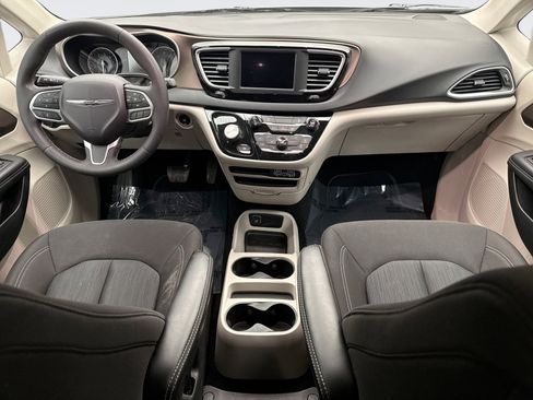 Used 2023 Chrysler Voyager LX image 14