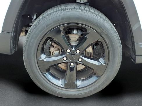 Used 2023 Jeep Grand Cherokee Altitude AWD/4WD image 7