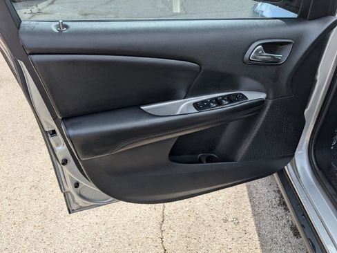 Used 2019 Dodge Journey SE w/ Connectivity Group FWD image 11