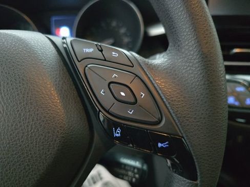 Used 2022 Toyota C-HR XLE image 32