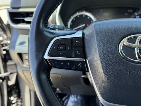 Used 2022 Toyota Highlander XLE FWD image 24