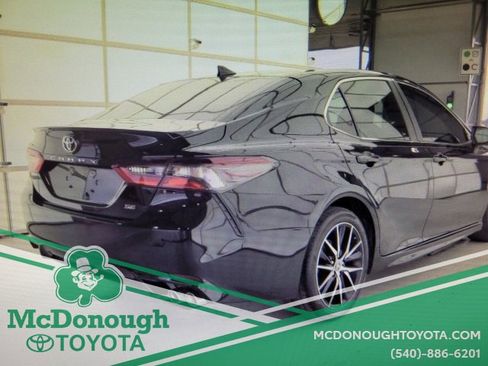 Used 2024 Toyota Camry SE image 2