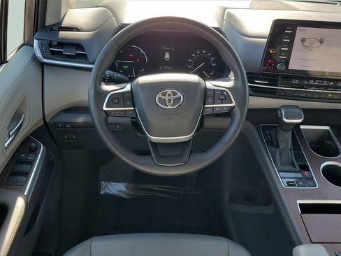 Used 2021 Toyota Sienna XLE FWD image 13
