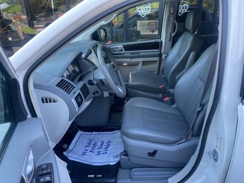 Used 2010 Dodge Grand Caravan SXT image 9