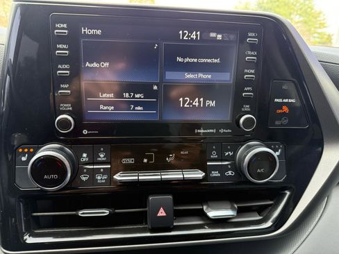 Used 2021 Toyota Highlander XLE image 17