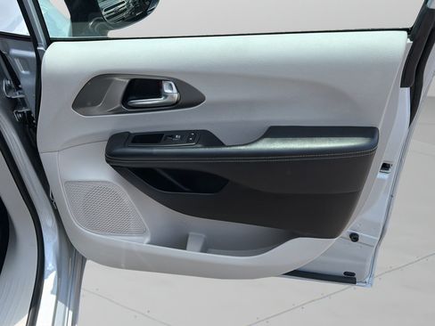 Used 2024 Chrysler Pacifica Touring-L FWD image 9