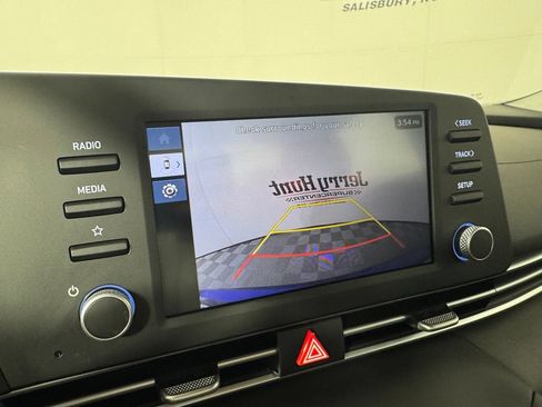 Used 2025 Hyundai Elantra SE FWD image 3