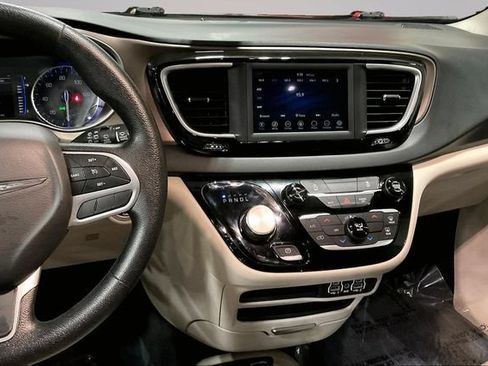Used 2021 Chrysler Voyager Lxi FWD image 6