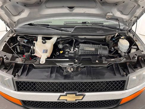 Used 2010 Chevrolet Express 2500 LT w/ LT Preferred Equipment Group RWD image 19