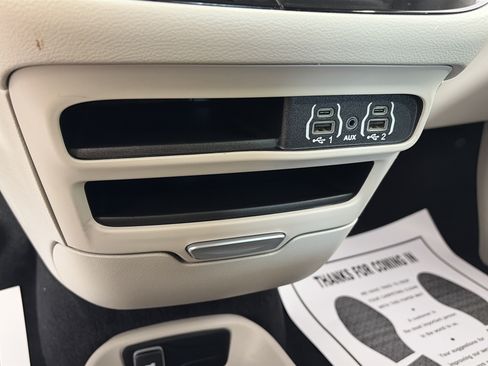 Used 2023 Chrysler Pacifica Touring-L FWD image 23