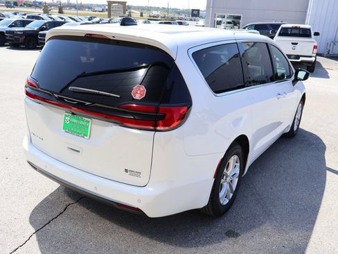 New 2027 Chrysler Pacifica Select FWD image 5