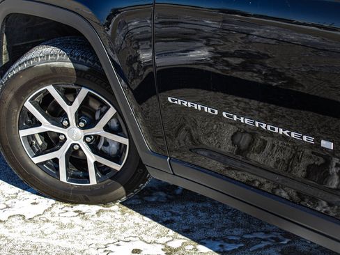 Used 2024 Jeep Grand Cherokee Limited image 9