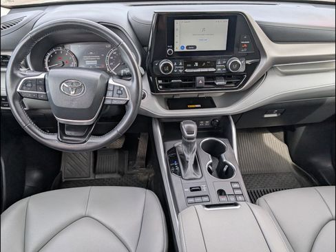 Used 2024 Toyota Highlander XLE AWD/4WD image 9