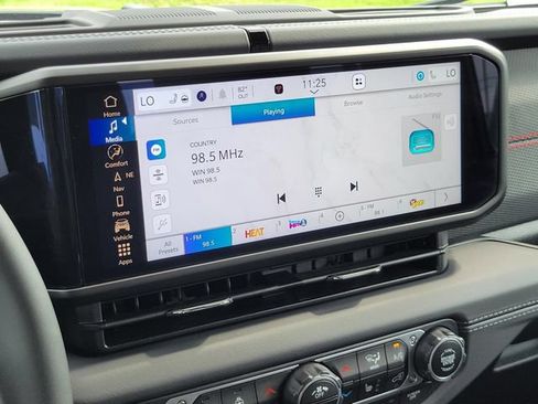 Used 2025 Jeep Gladiator Rubicon w/ Convenience Group AWD/4WD image 19