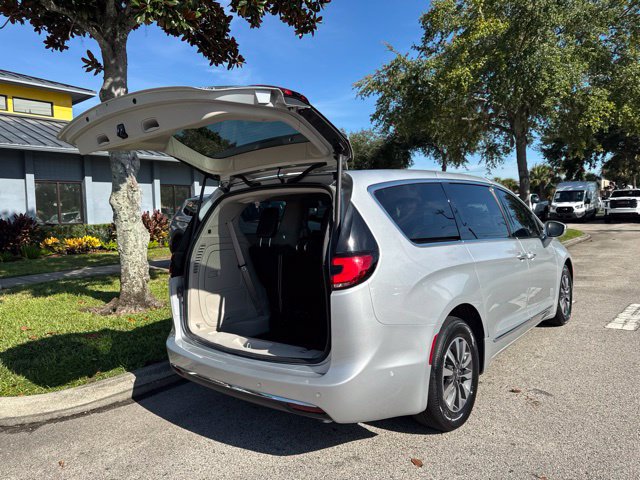 Used 2022 Chrysler Pacifica Limited w/ Uconnect Theater Family Group FWD image 17