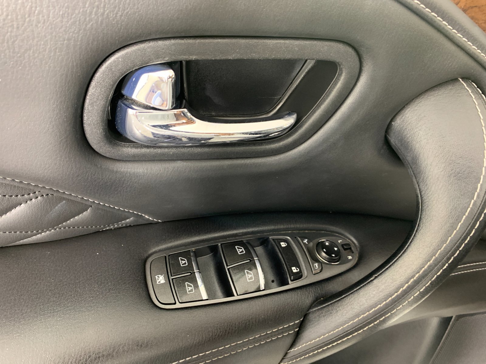 Used 2018 INFINITI QX80 4WD w/ Deluxe Technology Package image 14