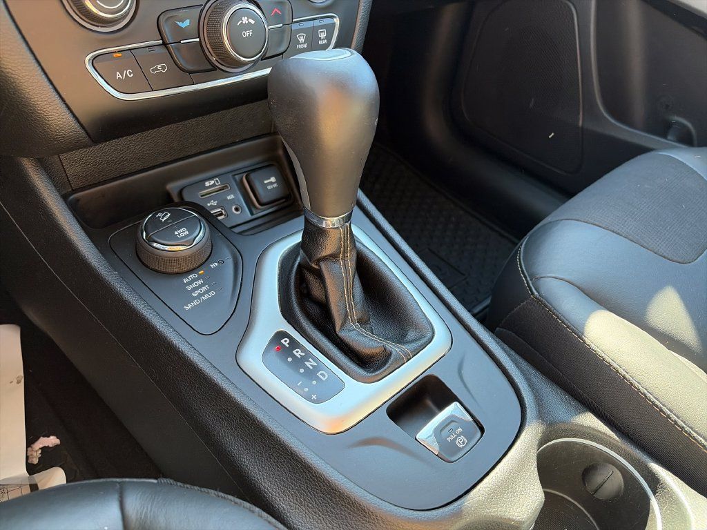 Used 2018 Jeep Cherokee Latitude Plus w/ Cold Weather Group AWD/4WD image 24