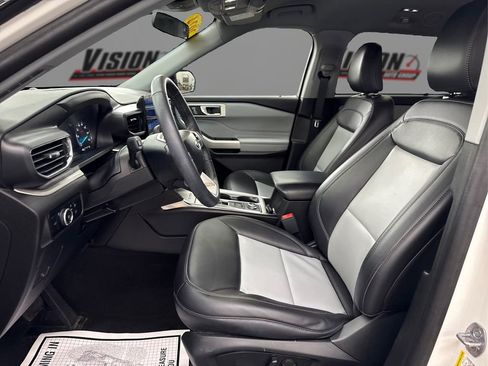 Used 2024 Ford Explorer XLT w/ Equipment Group 202A image 9