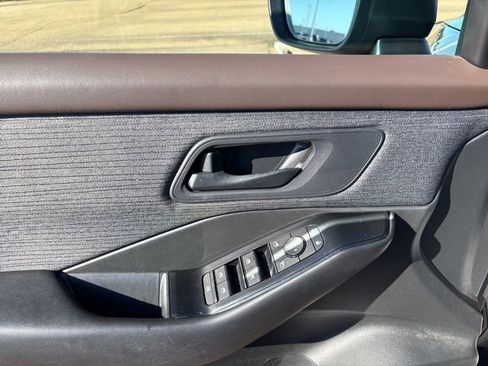 Used 2023 Nissan Rogue S image 12