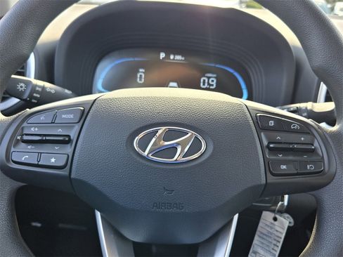Certified 2025 Hyundai Venue SE image 29