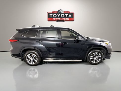 Used 2022 Toyota Highlander XLE AWD/4WD image 8