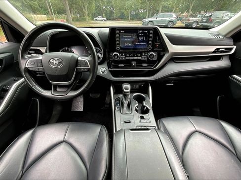 Used 2022 Toyota Highlander XLE image 7