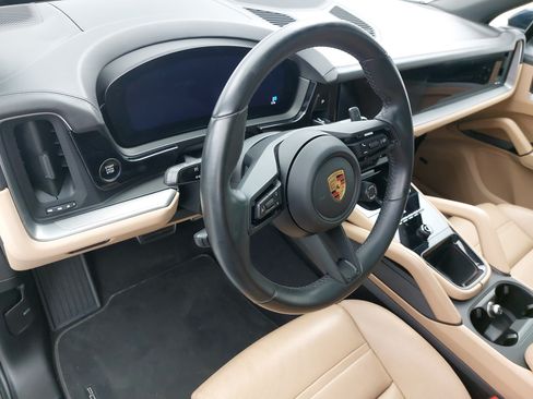 Certified 2024 Porsche Cayenne w/ Premium Package Plus (PFM) AWD/4WD image 4