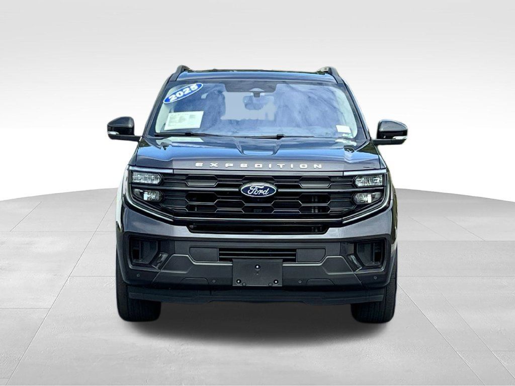 Used 2025 Ford Expedition Active RWD image 2