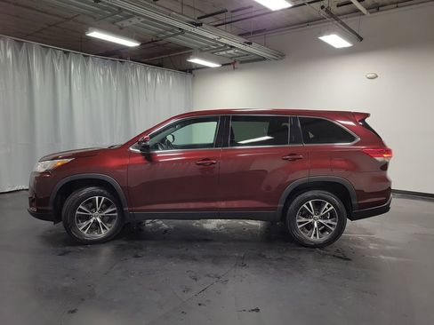 Used 2019 Toyota Highlander LE image 5