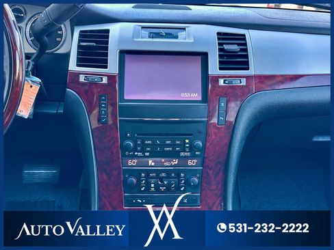 Used 2011 Cadillac Escalade ESV Premium image 34